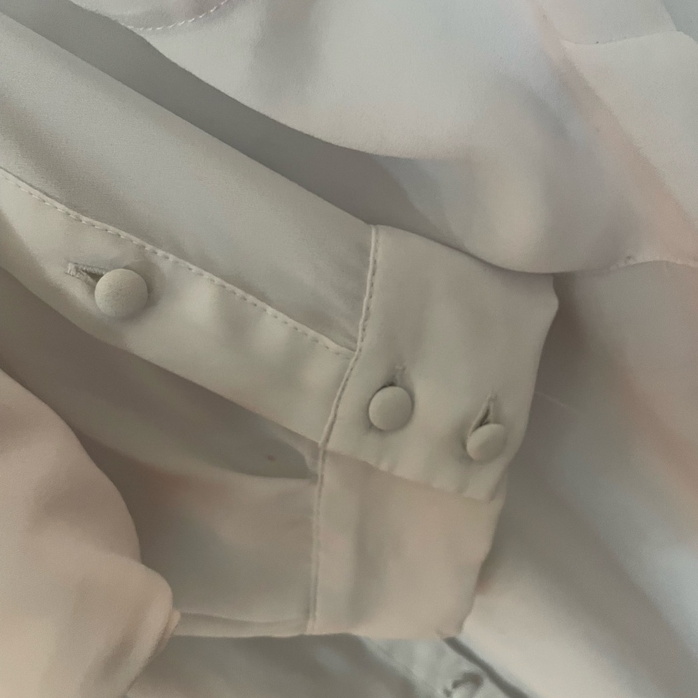 Torrid 4 (SZ 26 W) Flowy Breezy Crisp White W/Pockets Covered Buttons Blouse - Picture 9 of 9